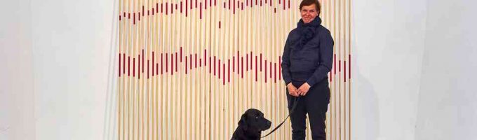 (c)HR ArchivNr: 22hr0260_01 / 29.03.2022 / Ebersberg, Alte Brennerei. Ausstellung von Anja Sonnenburg, Zum Ende hin – Zählungen, Grafische Aufzeichnungen und Ordnungsmuster zwischen Kartografie und Diagrammatik. hier: von Ziet zu Zeit, Anja und ihr Hund Buddy