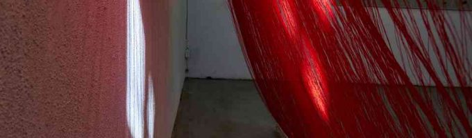 (c)HR ArchivNr: 400_220404_013 / 04.04.2022 / Ebersberg, Kunstverein, Galerie Alte Brennerei. Ausstellung Anja Sonnenburg "zum Ende hin - Zählungen". Installation "15 min". Westraum im Nachmittagslicht. Lichtstreifen 16:00 - 16:45