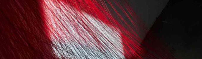 (c)HR ArchivNr: 400_220404_050 / 04.04.2022 / Ebersberg, Kunstverein, Galerie Alte Brennerei. Ausstellung Anja Sonnenburg "zum Ende hin - Zählungen". Installation "15 min". Westraum im Nachmittagslicht. Lichtstreifen 16:00 - 16:45