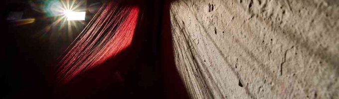 (c)HR ArchivNr: 400_220404_052 / 04.04.2022 / Ebersberg, Kunstverein, Galerie Alte Brennerei. Ausstellung Anja Sonnenburg "zum Ende hin - Zählungen". Installation "15 min". Westraum im Nachmittagslicht. Lichtstreifen 16:00 - 16:45