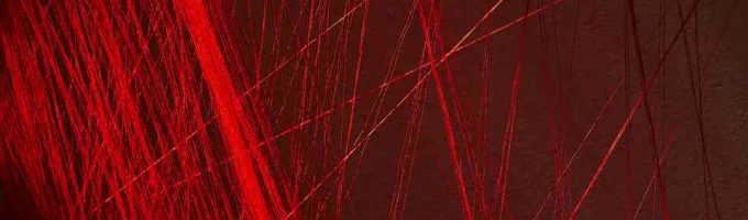 (c)HR ArchivNr: 400_220404_054 / 04.04.2022 / Ebersberg, Kunstverein, Galerie Alte Brennerei. Ausstellung Anja Sonnenburg "zum Ende hin - Zählungen". Installation "15 min". Westraum im Nachmittagslicht. Lichtstreifen 16:00 - 16:45