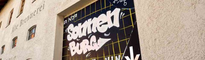 (c)HR ArchivNr: 882_220404_002 / 04.04.2022 / Ebersberg, Kunstverein, Galerie Alte Brennerei. Ausstellung Anja Sonnenburg "zum Ende hin - Zählungen". Ausstellungsansichten. hier: Graffiti-Plakat