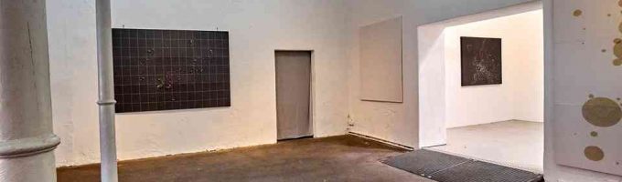 (c)HR ArchivNr: 882_220404_005 / 04.04.2022 / Ebersberg, Kunstverein, Galerie Alte Brennerei. Ausstellung Anja Sonnenburg "zum Ende hin - Zählungen". Ausstellungsansichten. hier: Säulenhalle