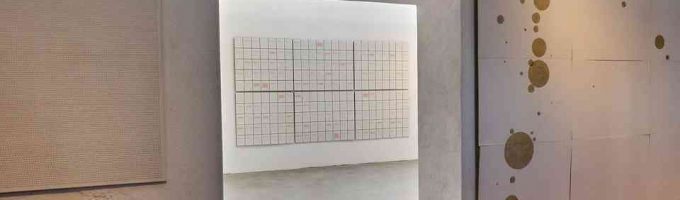 (c)HR ArchivNr: 882_220404_006 / 04.04.2022 / Ebersberg, Kunstverein, Galerie Alte Brennerei. Ausstellung Anja Sonnenburg "zum Ende hin - Zählungen". Ausstellungsansichten. hier: Säulenhalle, Blick in Oberlichtraum