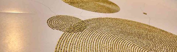 (c)HR ArchivNr: 882_220404_009 / 04.04.2022 / Ebersberg, Kunstverein, Galerie Alte Brennerei. Ausstellung Anja Sonnenburg "zum Ende hin - Zählungen". Ausstellungsansichten. hier: Arbeit Syria-Tracker mit Details