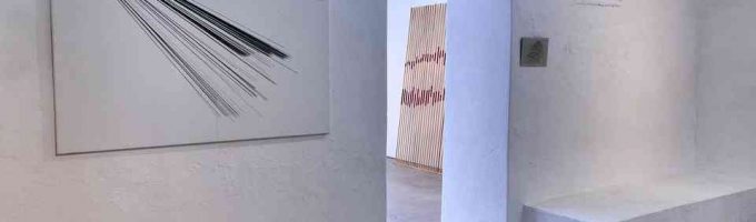 (c)HR ArchivNr: 882_220404_026 / 04.04.2022 / Ebersberg, Kunstverein, Galerie Alte Brennerei. Ausstellung Anja Sonnenburg "zum Ende hin - Zählungen". Ausstellungsansichten. hier: Blick vonWestraum in Oberlichtraum