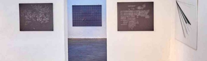 (c)HR ArchivNr: 882_220404_027 / 04.04.2022 / Ebersberg, Kunstverein, Galerie Alte Brennerei. Ausstellung Anja Sonnenburg "zum Ende hin - Zählungen". Ausstellungsansichten. hier: Blick vonWestraum in Säulenhalle