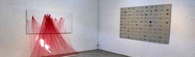 (c)HR ArchivNr: 882_220404_034 / 04.04.2022 / Ebersberg, Kunstverein, Galerie Alte Brennerei. Ausstellung Anja Sonnenburg "zum Ende hin - Zählungen". Ausstellungsansichten. hier: / 04.04.2022 / Ebersberg, Kunstverein, Galerie Alte Brennerei. Ausstellung Anja Sonnenburg "zum Ende hin - Zählungen". Ausstellungsansichten. hier: Westraum mit "15min". Nachmittagssonne, Lichteinfall durch Fenster auf die Arbeit