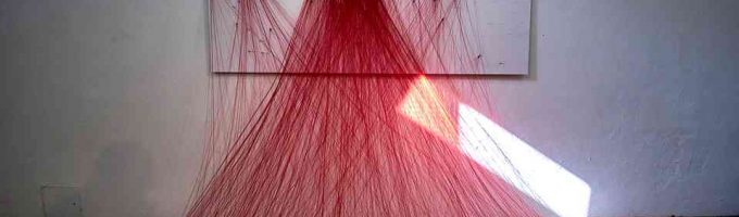 (c)HR ArchivNr: 882_220404_038 / 04.04.2022 / Ebersberg, Kunstverein, Galerie Alte Brennerei. Ausstellung Anja Sonnenburg "zum Ende hin - Zählungen". Ausstellungsansichten. hier: / 04.04.2022 / Ebersberg, Kunstverein, Galerie Alte Brennerei. Ausstellung Anja Sonnenburg "zum Ende hin - Zählungen". Ausstellungsansichten. hier: Westraum mit "15min". Nachmittagssonne, Lichteinfall durch Fenster auf die Arbeit