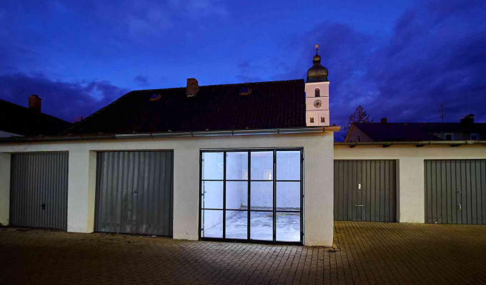 (c)HR ArchivNr: 882_220409_043 / 09.04.2022 / Ebersberg, Altstadtpassage, Garagen, Kunstverein Ebersberg, "La Garaasch", Residency-Projekt mit wechselnden Gastkünstler:innen. 15. April bis 15. Oktober 2022. hier: leere Garage vor Projektbeginn.