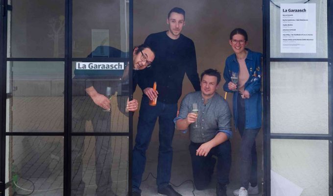 (c)HR ArchivNr: 882_220415_005 / 15.04.2022 / Ebersberg, Altstadtpassage, Garagen, Kunstverein Ebersberg, "La Garaasch", Residency-Projekt mit wechselnden Gastkünstler:innen. 15. April bis 15. Oktober 2022. hier: Opening mit dem ersten Künstler Marcel Kovarik. vlnr: Andi Mitterer (Projektltg), Marcel Kovarik, Manuel Strauss (Projektltg), Luci Ott (Projektltg)