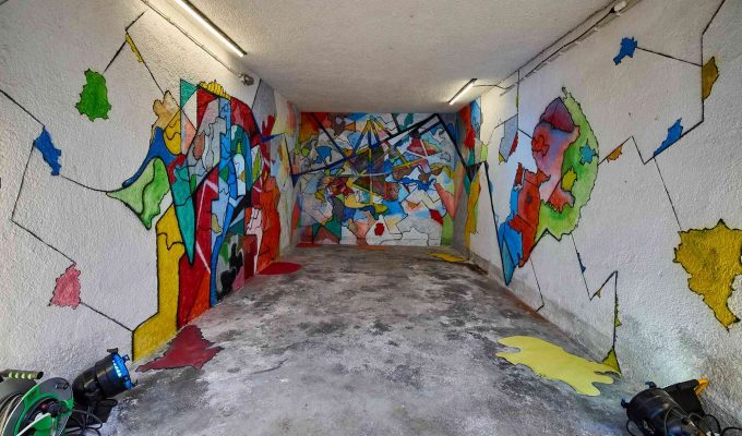 (c)HR ArchivNr: 882_220429_002 / 29.04.2022 / Ebersberg, Altstadtpassage, Garagen, Kunstverein Ebersberg, "La Garaasch", Residency-Projekt mit wechselnden Gastkünstler:innen. 15. April bis 15. Oktober 2022. hier: Midissage mit dem ersten Künstler Marcel Kovarik.