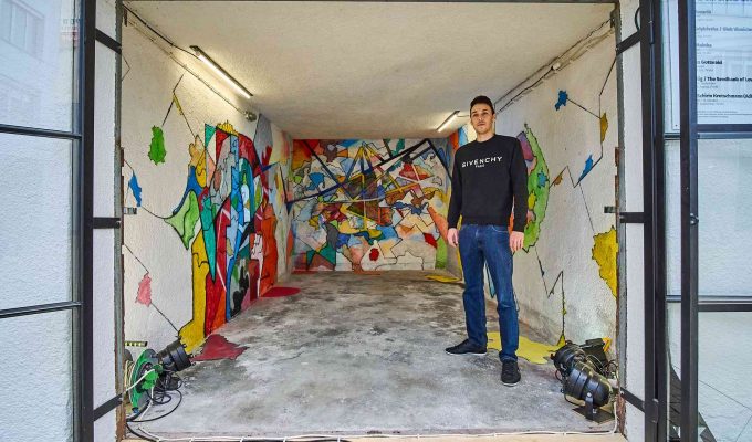 (c)HR ArchivNr: 882_220429_003 / 29.04.2022 / Ebersberg, Altstadtpassage, Garagen, Kunstverein Ebersberg, "La Garaasch", Residency-Projekt mit wechselnden Gastkünstler:innen. 15. April bis 15. Oktober 2022. hier: Midissage mit dem ersten Künstler Marcel Kovarik.