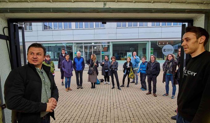 (c)HR ArchivNr: 882_220429_007 / 29.04.2022 / Ebersberg, Altstadtpassage, Garagen, Kunstverein Ebersberg, "La Garaasch", Residency-Projekt mit wechselnden Gastkünstler:innen. 15. April bis 15. Oktober 2022. hier: Midissage mit dem ersten Künstler Marcel Kovarik. vlnr: Projektleiter Manuel Strauß, Marcel Kovarik.