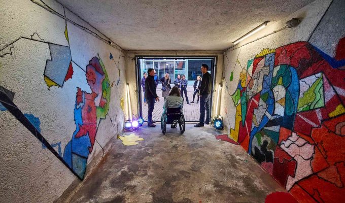 (c)HR ArchivNr: 882_220429_009 / 29.04.2022 / Ebersberg, Altstadtpassage, Garagen, Kunstverein Ebersberg, "La Garaasch", Residency-Projekt mit wechselnden Gastkünstler:innen. 15. April bis 15. Oktober 2022. hier: Midissage mit dem ersten Künstler Marcel Kovarik. vlnr: Projektleiter Manuel Strauß, Besucherin, Marcel Kovarik.