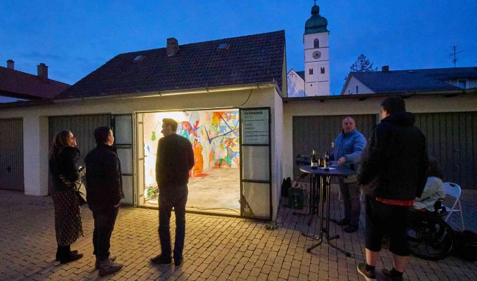 (c)HR ArchivNr: 882_220429_010 / 29.04.2022 / Ebersberg, Altstadtpassage, Garagen, Kunstverein Ebersberg, "La Garaasch", Residency-Projekt mit wechselnden Gastkünstler:innen. 15. April bis 15. Oktober 2022. hier: Midissage mit dem ersten Künstler Marcel Kovarik.