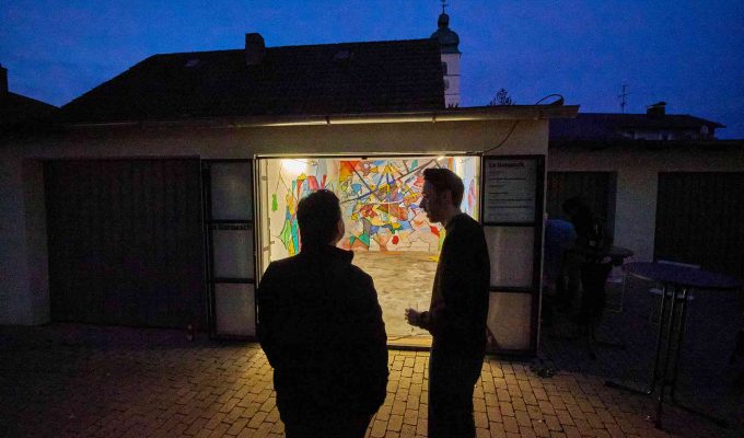 (c)HR ArchivNr: 882_220429_012 / 29.04.2022 / Ebersberg, Altstadtpassage, Garagen, Kunstverein Ebersberg, "La Garaasch", Residency-Projekt mit wechselnden Gastkünstler:innen. 15. April bis 15. Oktober 2022. hier: Midissage mit dem ersten Künstler Marcel Kovarik.