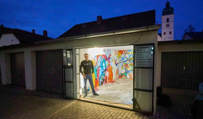 (c)HR ArchivNr: 882_220429_015 / 29.04.2022 / Ebersberg, Altstadtpassage, Garagen, Kunstverein Ebersberg, "La Garaasch", Residency-Projekt mit wechselnden Gastkünstler:innen. 15. April bis 15. Oktober 2022. hier: Midissage mit dem ersten Künstler Marcel Kovarik.