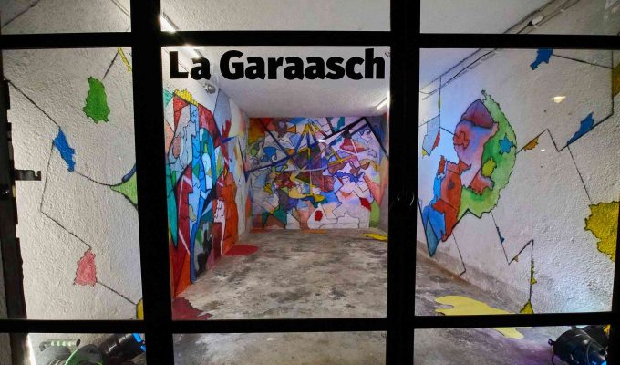 (c)HR ArchivNr: 882_220429_019 / 29.04.2022 / Ebersberg, Altstadtpassage, Garagen, Kunstverein Ebersberg, "La Garaasch", Residency-Projekt mit wechselnden Gastkünstler:innen. 15. April bis 15. Oktober 2022. hier: Midissage mit dem ersten Künstler Marcel Kovarik.