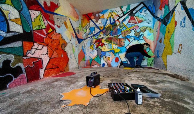 (c)HR ArchivNr: 882_220509_001 / 09.05.2022 / Ebersberg, Altstadtpassage, Garagen, Kunstverein Ebersberg, "La Garaasch", Residency-Projekt mit wechselnden Gastkünstler:innen. 15. April bis 15. Oktober 2022. hier: Marcel Kovarik kurz vor der Fertigstellung seiner Arbeit.