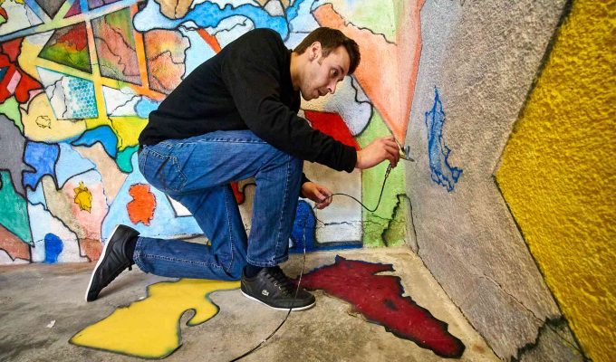 (c)HR ArchivNr: 882_220509_004 / 09.05.2022 / Ebersberg, Altstadtpassage, Garagen, Kunstverein Ebersberg, "La Garaasch", Residency-Projekt mit wechselnden Gastkünstler:innen. 15. April bis 15. Oktober 2022. hier: Marcel Kovarik kurz vor der Fertigstellung seiner Arbeit.