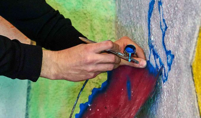 (c)HR ArchivNr: 882_220509_009 / 09.05.2022 / Ebersberg, Altstadtpassage, Garagen, Kunstverein Ebersberg, "La Garaasch", Residency-Projekt mit wechselnden Gastkünstler:innen. 15. April bis 15. Oktober 2022. hier: Marcel Kovarik kurz vor der Fertigstellung seiner Arbeit.