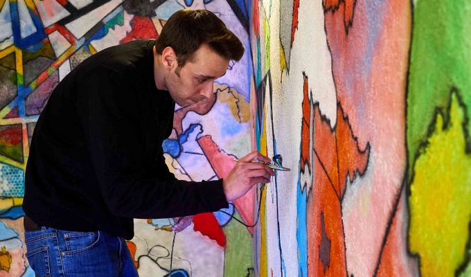 (c)HR ArchivNr: 882_220509_010 / 09.05.2022 / Ebersberg, Altstadtpassage, Garagen, Kunstverein Ebersberg, "La Garaasch", Residency-Projekt mit wechselnden Gastkünstler:innen. 15. April bis 15. Oktober 2022. hier: Marcel Kovarik kurz vor der Fertigstellung seiner Arbeit.