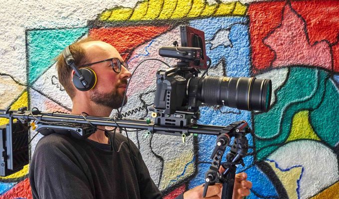 (c)HR ArchivNr: 882_220509_012 / 09.05.2022 / Ebersberg, Altstadtpassage, Garagen, Kunstverein Ebersberg, "La Garaasch", Residency-Projekt mit wechselnden Gastkünstler:innen. 15. April bis 15. Oktober 2022. hier: Marcel Kovarik kurz vor der Fertigstellung seiner Arbeit. Filmische Dokumentation durch Valentin Winhart.