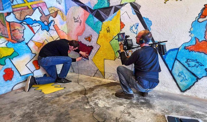 (c)HR ArchivNr: 882_220509_014 / 09.05.2022 / Ebersberg, Altstadtpassage, Garagen, Kunstverein Ebersberg, "La Garaasch", Residency-Projekt mit wechselnden Gastkünstler:innen. 15. April bis 15. Oktober 2022. hier: Marcel Kovarik kurz vor der Fertigstellung seiner Arbeit. Filmische Dokumentation durch Valentin Winhart.