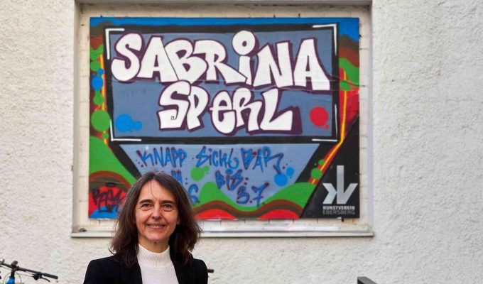 (c)HR ArchivNr: 882_220610_003 / 10.06.2022 / Ebersberg, Kunstverein, Vernissage Ausstellung Sabrina Sperl "knapp sichtbar". hier: Sabrina Sperl vor Ankündigungstafel,