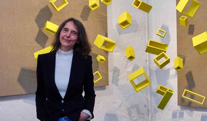 (c)HR ArchivNr: 882_220610_007 / 10.06.2022 / Ebersberg, Kunstverein, Vernissage Ausstellung Sabrina Sperl "knapp sichtbar". hier: Sabrina Sperl vor der Installation in der Säulenhalle