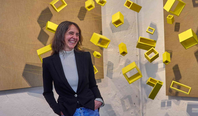 (c)HR ArchivNr: 882_220610_009 / 10.06.2022 / Ebersberg, Kunstverein, Vernissage Ausstellung Sabrina Sperl "knapp sichtbar". hier: Sabrina Sperl vor der Installation in der Säulenhalle