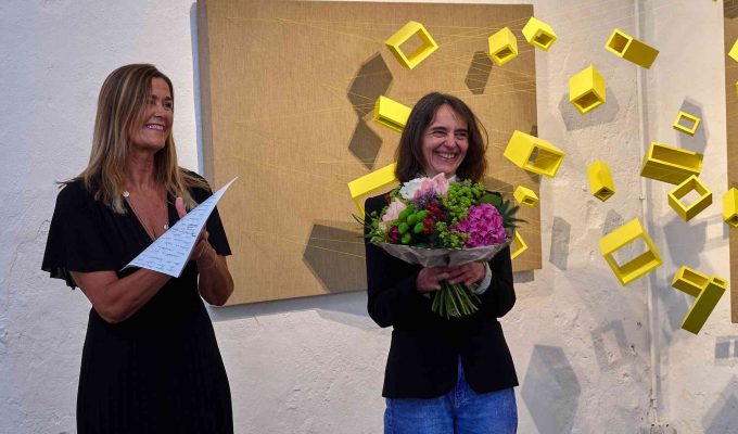 (c)HR ArchivNr: 882_220610_013 / 10.06.2022 / Ebersberg, Kunstverein, Vernissage Ausstellung Sabrina Sperl "knapp sichtbar". hier: Verena Ditterich (2.Vorsitzende), Sabrina Sperl vor der Installation in der Säulenhalle.