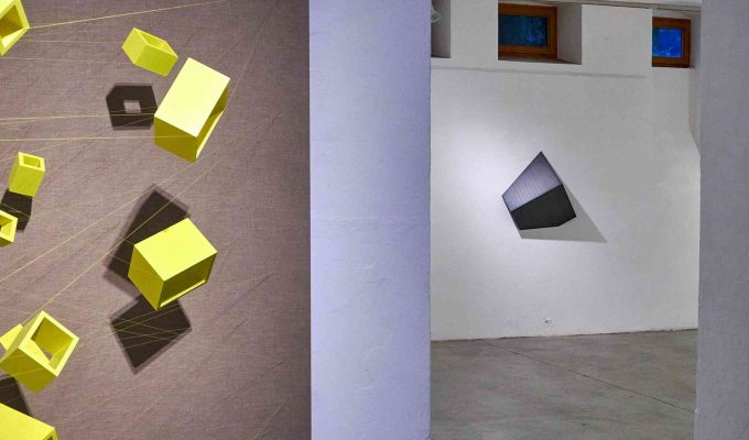 (c)HR ArchivNr: 882_220610_018 / 10.06.2022 / Ebersberg, Kunstverein, Vernissage Ausstellung Sabrina Sperl "knapp sichtbar". hier: Durchblick Säulenhalle in Westraum