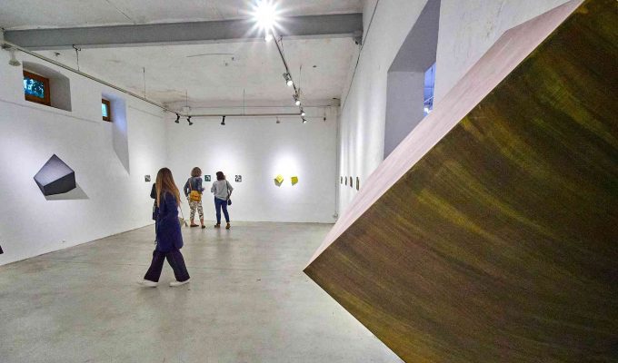 (c)HR ArchivNr: 882_220610_024 / 10.06.2022 / Ebersberg, Kunstverein, Vernissage Ausstellung Sabrina Sperl "knapp sichtbar". hier: Ansicht Westraum