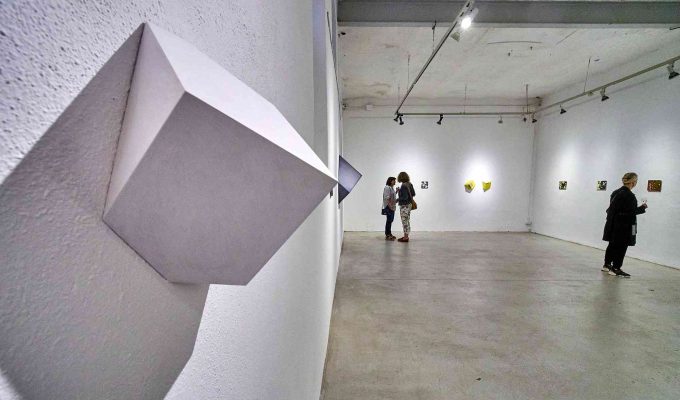 (c)HR ArchivNr: 882_220610_026 / 10.06.2022 / Ebersberg, Kunstverein, Vernissage Ausstellung Sabrina Sperl "knapp sichtbar". hier: Ansicht Westraum