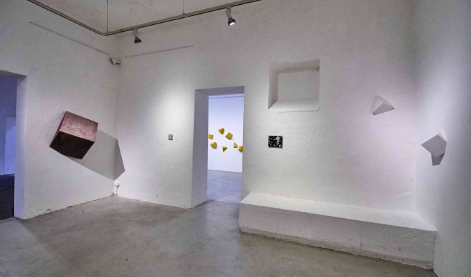 (c)HR ArchivNr: 882_220610_031 / 10.06.2022 / Ebersberg, Kunstverein, Vernissage Ausstellung Sabrina Sperl "knapp sichtbar". hier: Ansicht Westraum mit Durchblick in Oberlichtraum,