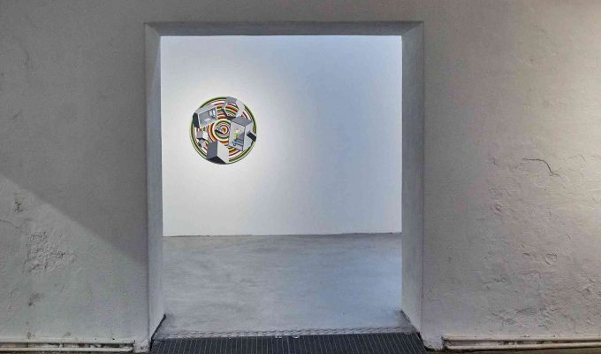 (c)HR ArchivNr: 882_220610_038 / 10.06.2022 / Ebersberg, Kunstverein, Vernissage Ausstellung Sabrina Sperl "knapp sichtbar". hier: Durchblick von Säulenhalle in Oberlichtraum