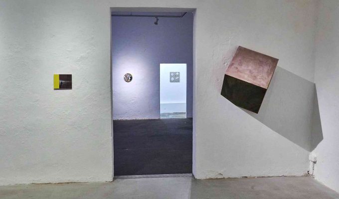 (c)HR ArchivNr: 882_220610_039 / 10.06.2022 / Ebersberg, Kunstverein, Vernissage Ausstellung Sabrina Sperl "knapp sichtbar". hier: Durchblick von Westraum in Säulenhalle und Kabinett