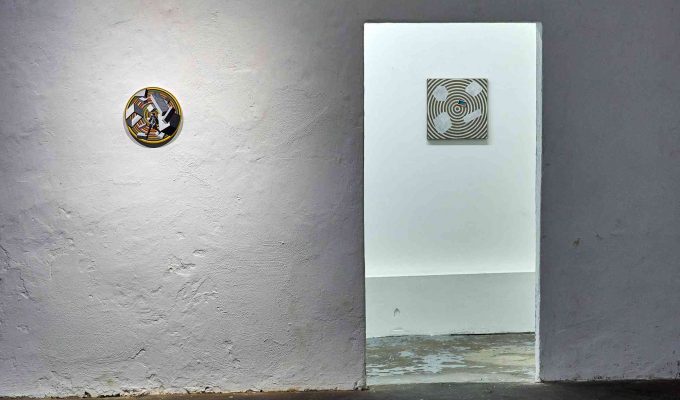 (c)HR ArchivNr: 882_220610_040 / 10.06.2022 / Ebersberg, Kunstverein, Vernissage Ausstellung Sabrina Sperl "knapp sichtbar". hier: Durchblick von Säulenhalle in Kabinett