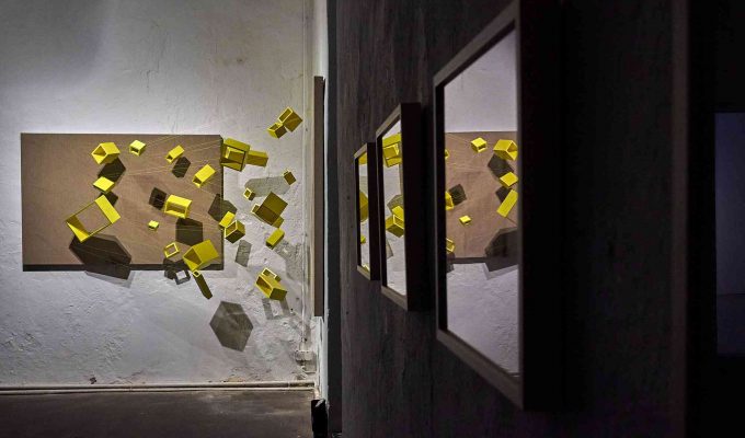 (c)HR ArchivNr: 882_220610_051 / 10.06.2022 / Ebersberg, Kunstverein, Vernissage Ausstellung Sabrina Sperl "knapp sichtbar". hier: Spiegelung von Säulenhalle und Oberlichtraum in Bilderrahmen