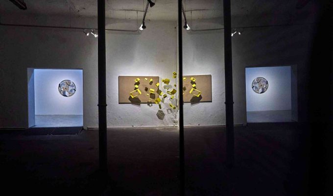 (c)HR ArchivNr: 882_220610_056 / 10.06.2022 / Ebersberg, Kunstverein, Vernissage Ausstellung Sabrina Sperl "knapp sichtbar". hier: Spiegelung von Säulenhalle und Oberlichtraum in Bilderrahmen