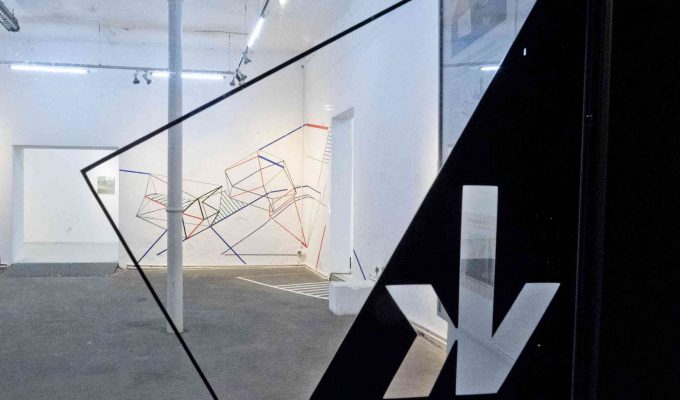 (c)HR Archivnr: 892_1903_105 / 29.03.2019 / Ebersberg, Kunstverein, Galerie Alte Brennerei, Ausstellung "Formation" von Anna-Maria Kursawe. hier: Blick in die Säulenhalle (mit temporärer Installation "Formation") durch das KV Logo an der Eingangstür.