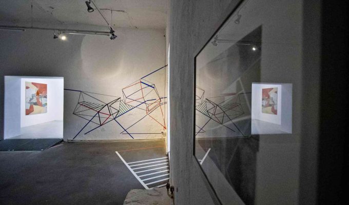 (c)HR Archivnr: 892_1903_200 / 29.03.2019 / Ebersberg, Kunstverein, Galerie Alte Brennerei, Ausstellung "Formation" von Anna-Maria Kursawe. hier: Säulenhalle - Spiegelungen der temporären Installation in Bilderrahmen.