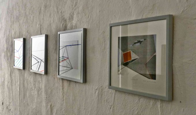 (c)HR Archivnr: 892_1903_216 / 29.03.2019 / Ebersberg, Kunstverein, Galerie Alte Brennerei, Ausstellung "Formation" von Anna-Maria Kursawe. hier: Säulenhalle - Spiegelungen der temporären Installation in Bilderrahmen.