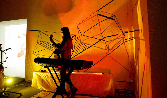 (c)HR Archivnr: 892_1903_241 / 29.03.2019 / Ebersberg, Kunstverein, Galerie Alte Brennerei, Ausstellung "Formation" von Anna-Maria Kursawe. hier: SiSoKo - Veranstaltung in der Säulenhalle.