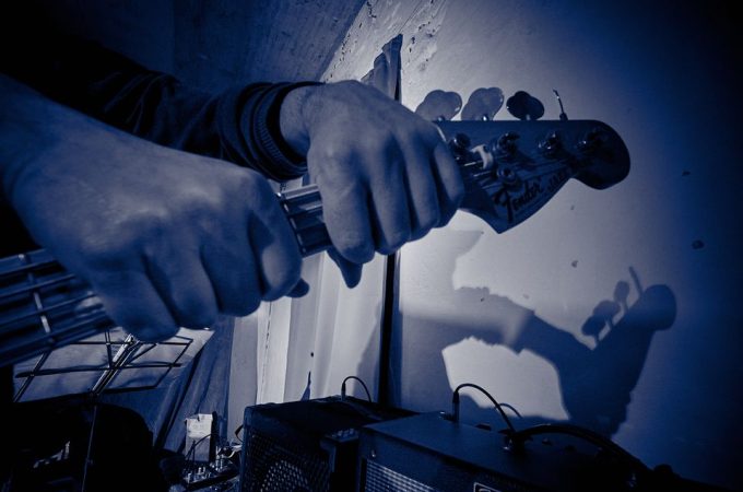 (c)HR ArchivNr: 405_221007_005 / 07.10.2022 / Ebersberg, Kunstverein, Studio an der Rampe, Konzert von "Picnic", Sean Noonan (dr), Norbert Bürger (g), Christian Schantz (b,bg,eb)