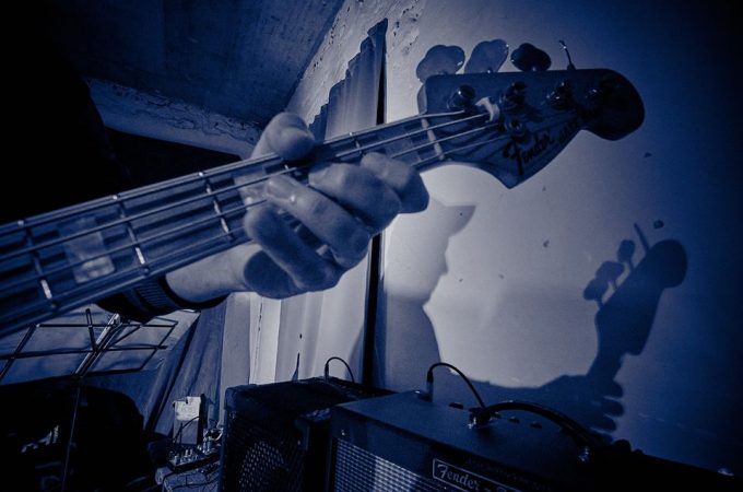 (c)HR ArchivNr: 405_221007_006 / 07.10.2022 / Ebersberg, Kunstverein, Studio an der Rampe, Konzert von "Picnic", Sean Noonan (dr), Norbert Bürger (g), Christian Schantz (b,bg,eb)