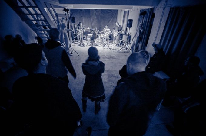 (c)HR ArchivNr: 405_221007_009 / 07.10.2022 / Ebersberg, Kunstverein, Studio an der Rampe, Konzert von "Picnic", Sean Noonan (dr), Norbert Bürger (g), Christian Schantz (b,bg,eb)