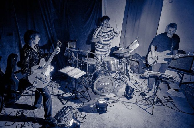 (c)HR ArchivNr: 405_221007_015 / 07.10.2022 / Ebersberg, Kunstverein, Studio an der Rampe, Konzert von "Picnic", Sean Noonan (dr), Norbert Bürger (g), Christian Schantz (b,bg,eb)